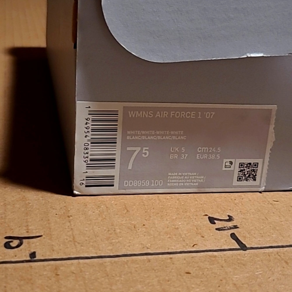 Womans air force 1 '07 size 7.5 US womans